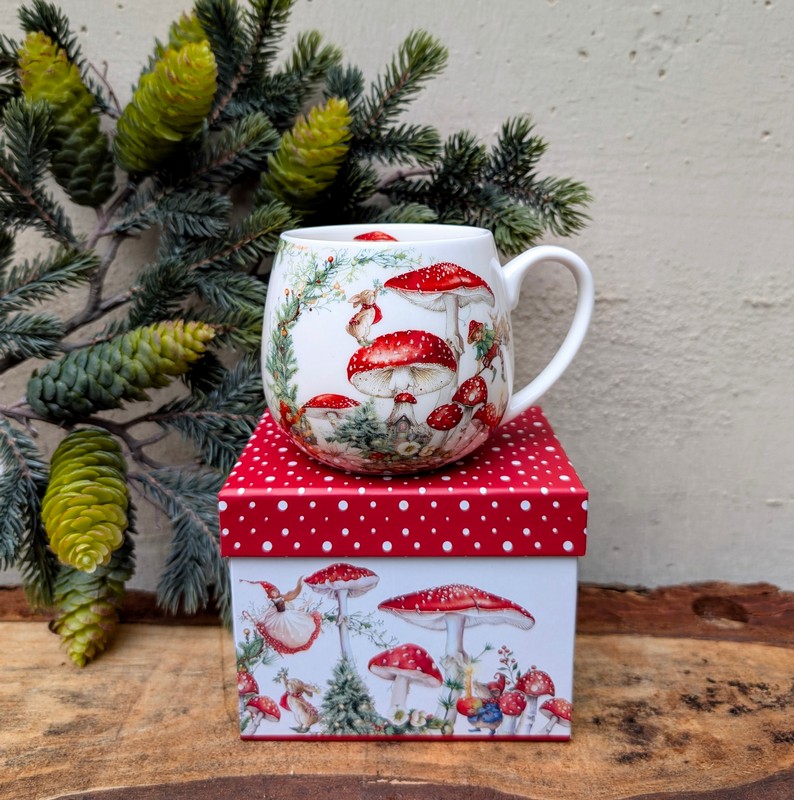 Tazza mug in porcellana decorata con paesaggio fatato con funghi, folletti e animali, con scatola regalo con lo stesso disegno